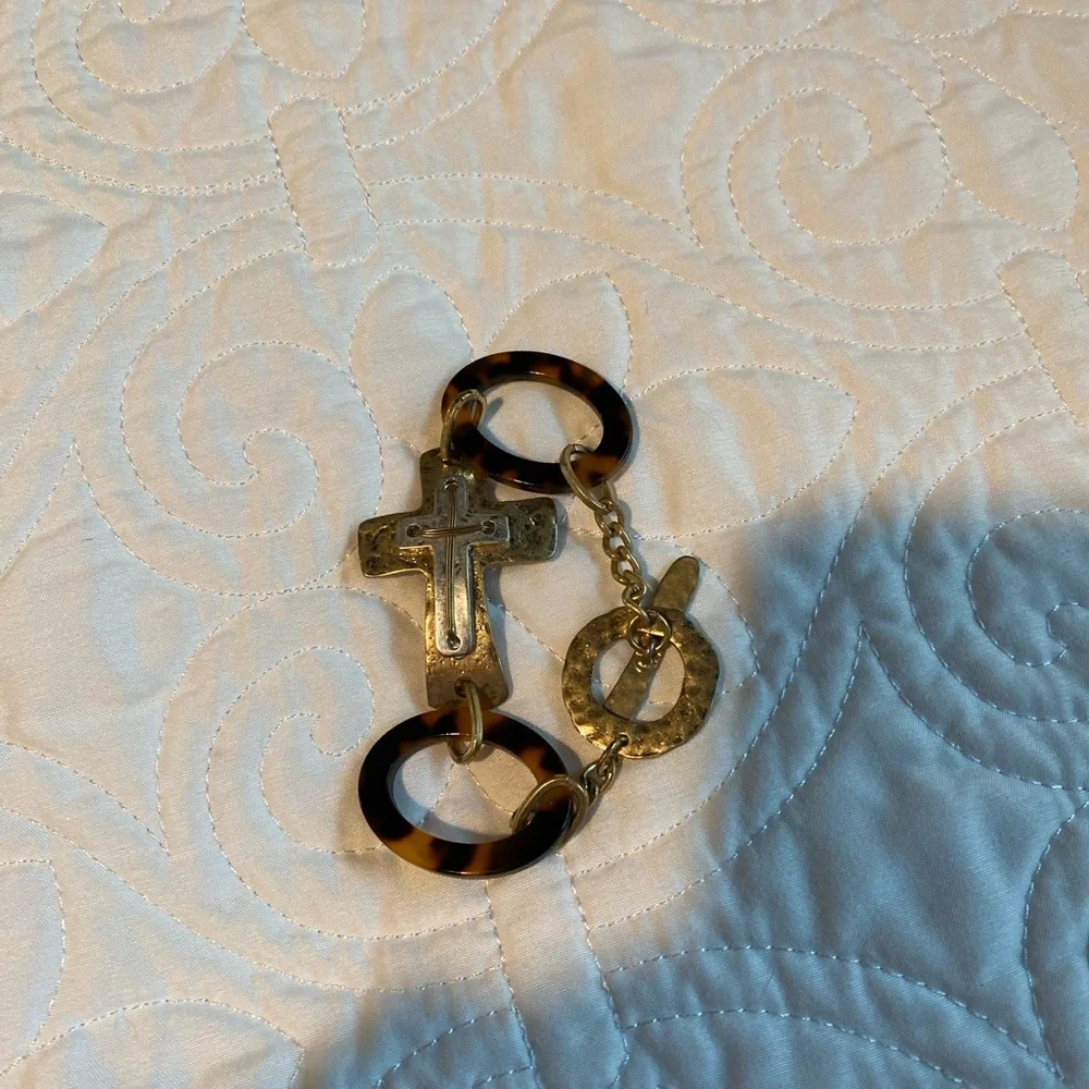 Gold-Tone Cross Link Bracelet with Tortoiseshell Accents